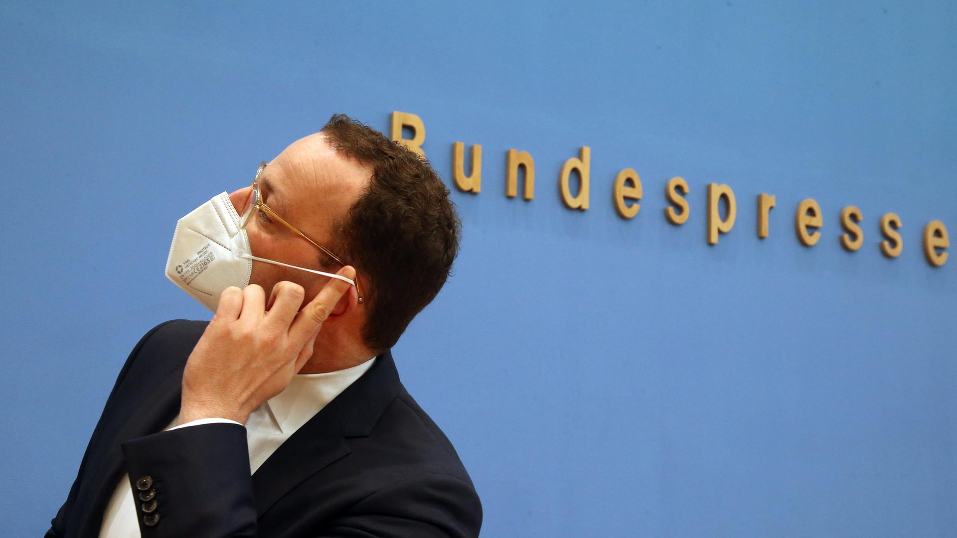 Jens Spahn mit Maske in der Bundespressekonferenz Jens Spahn mit Maske in der Bundespressekonferenz