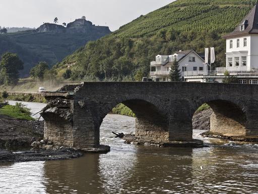 Eine von der Flut zerstörte Brücke