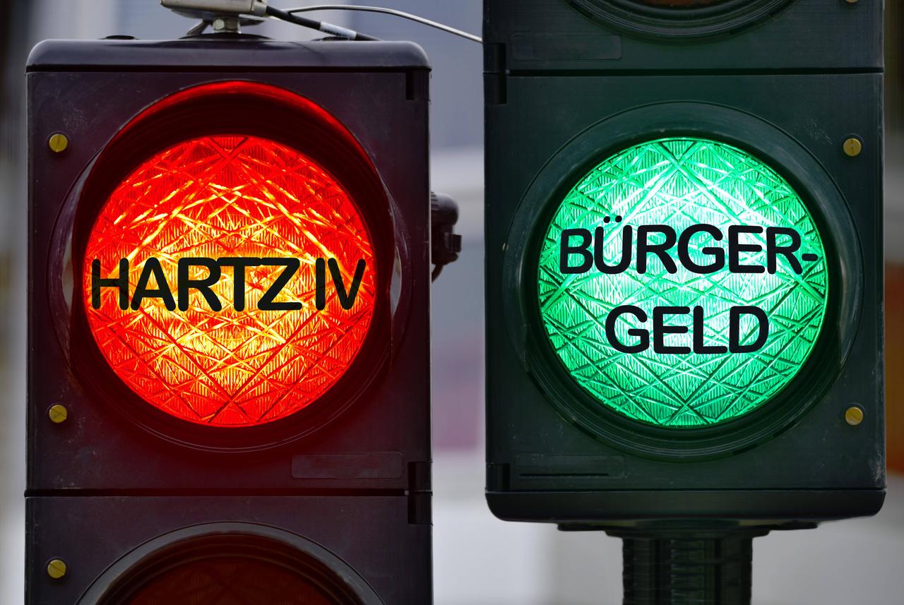 Rote und grüne Ampel mit Aufschrift Bürgergeld und Hartz IV.