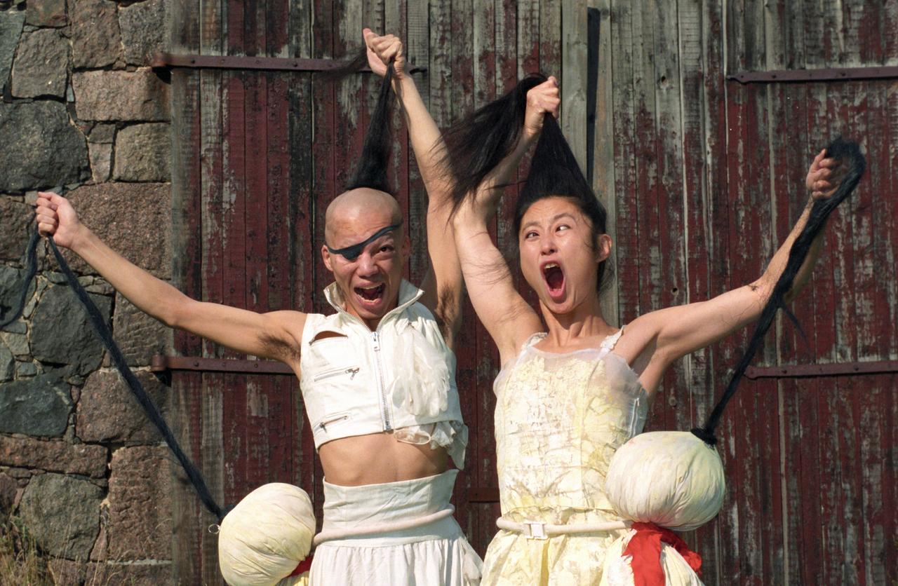 Die Butoh-Tänzer Yuiko Yoshioka (links) und Kim Itoh. Itoh hält mit ihrer linken Hand die schwarzen, langen Haare hoch, beide haben den Mund schreiend weit geöffnet Die Butoh-Tänzer Yuiko Yoshioka (links) und Kim Itoh. Itoh hält mit ihrer linken Hand die schwarzen, langen Haare hoch, beide haben den Mund schreiend weit geöffnet