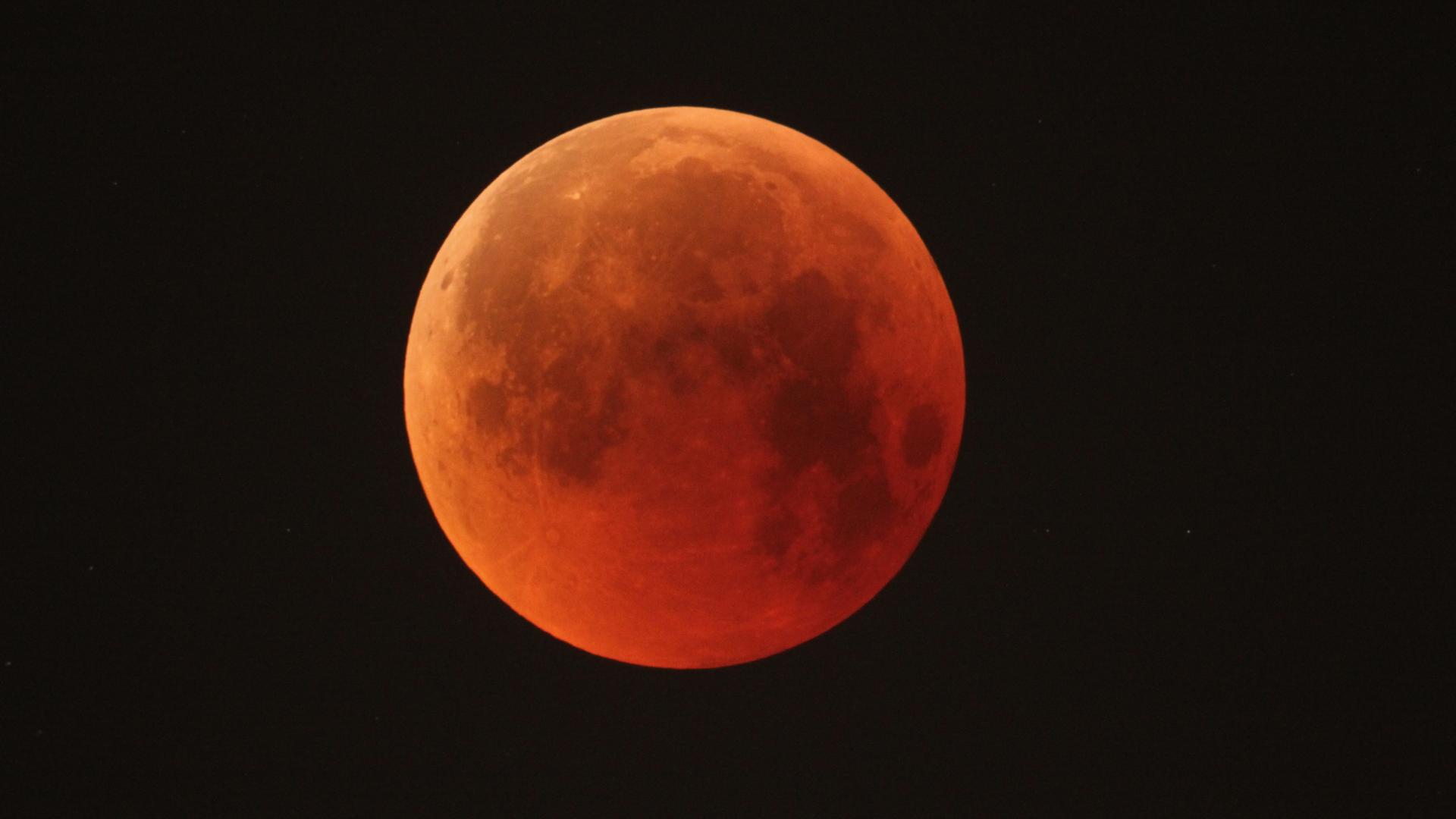 Während der totalen Verfinsterung erscheint der Vollmond rötlich. Dafür sorgt Sonnenlicht, das durch die Erdatmosphäre gelaufen ist – nicht Blut. Während der totalen Verfinsterung erscheint der Vollmond rötlich. Dafür sorgt Sonnenlicht, das durch die Erdatmosphäre gelaufen ist – nicht Blut.