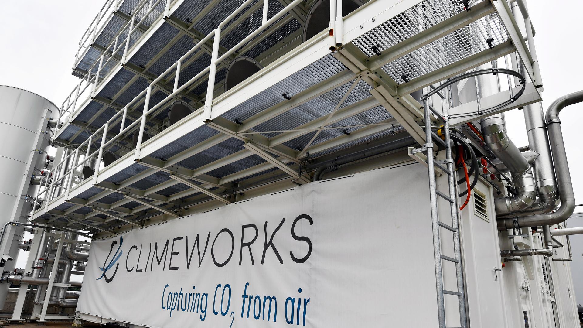 Anlagen wie diese auf dem Dach einer Müllverbrennungsanlage können CO2 aus der Luft filtern Anlagen wie diese auf dem Dach einer Müllverbrennungsanlage können CO2 aus der Luft filtern