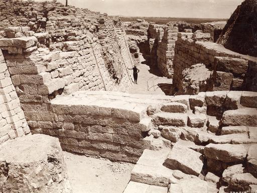 Historisches Foto, das die Ausgrabungsstätte (1870-1882) von Heinrich Schliemann in Troja zeigt.