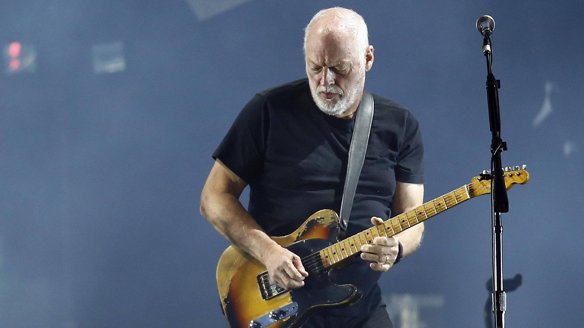 David Gilmour spielt seine Gitarre.