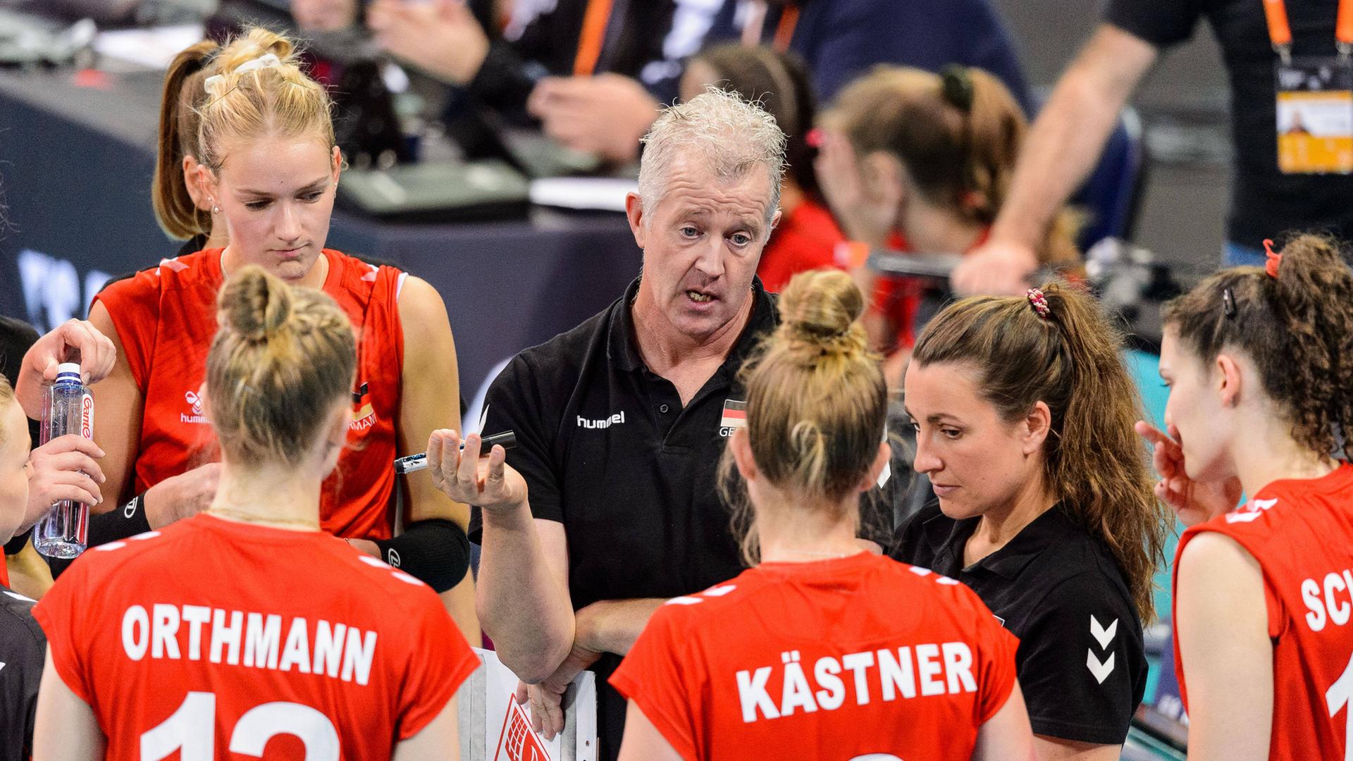 29.09.2022 - Lodz , Arena , siatkowka , Mistrzostwa Swiata w Pilce Siatkowej Kobiet 2022 , FIVB Volleyball World Championship, WM, Weltmeisterschaft 2022 Women s World Champs , Serbia niebieskie - Niemcy czerwone, Serbia blue - Germany red N/Z Vital Heynen Fot. Mariusz Palczynski / MPAimages.com/NEWSPIX.PL --- Newspix.pl PUBLICATIONxNOTxINxPOL 220929PAL133 29.09.2022 - Lodz , Arena , siatkowka , Mistrzostwa Swiata w Pilce Siatkowej Kobiet 2022 , FIVB Volleyball World Championship, WM, Weltmeisterschaft 2022 Women s World Champs , Serbia niebieskie - Niemcy czerwone, Serbia blue - Germany red N/Z Vital Heynen Fot. Mariusz Palczynski / MPAimages.com/NEWSPIX.PL --- Newspix.pl PUBLICATIONxNOTxINxPOL 220929PAL133