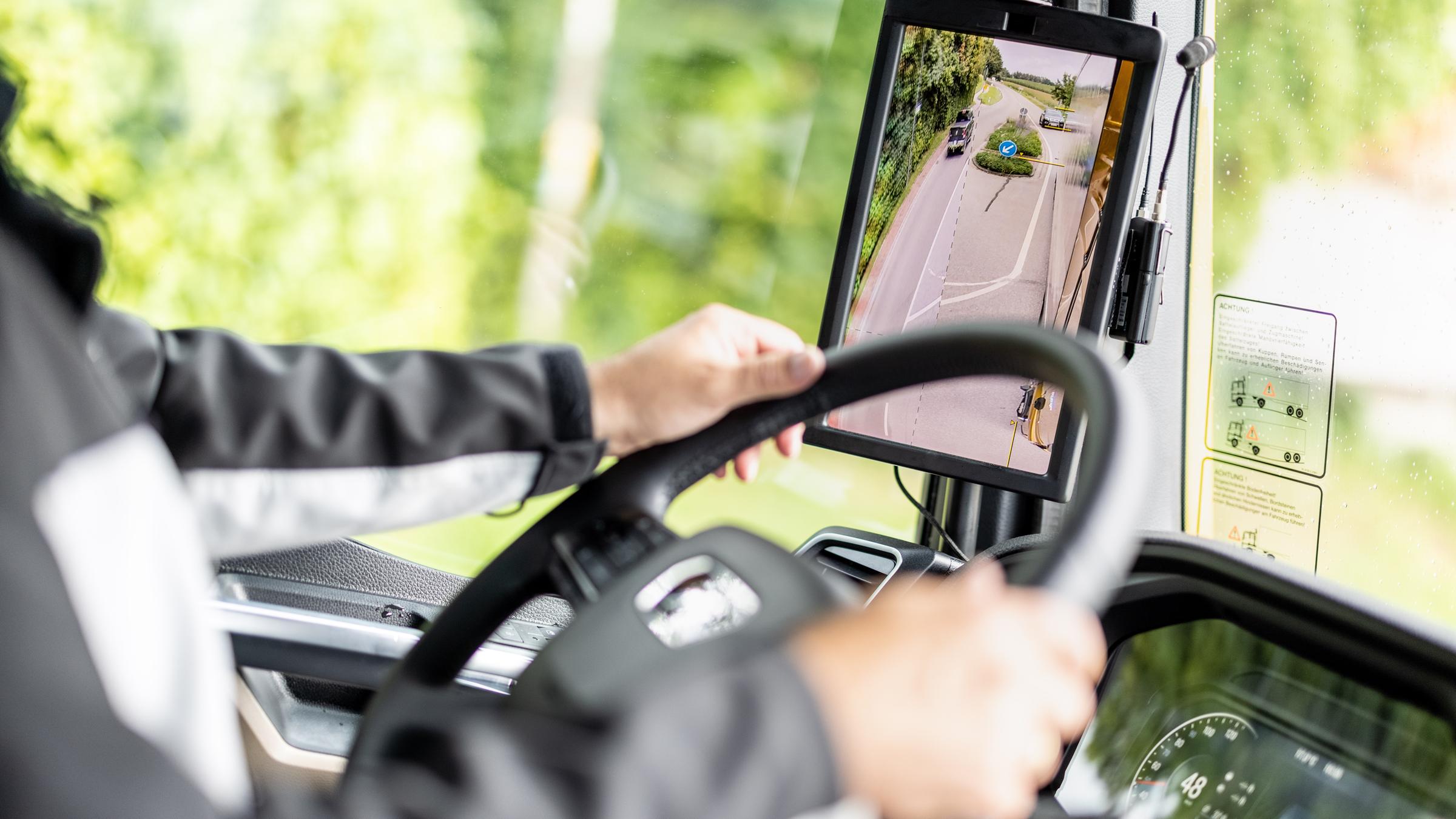 Das Display eines digitalen Außenspiegels in einem Lastwagen ist bei einem Pressetermin zur Vorführung vom digitalen Spiegelersatzsystem «MAN OptiView» auf einer Pressefahrt zu sehen.