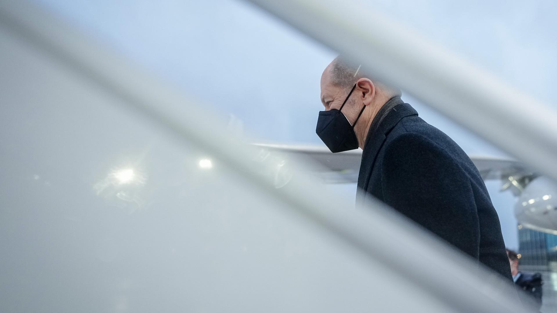 
Bundeskanzler Olaf Scholz (SPD) geht die Gangway zu einem Airbus A340 der Luftwaffe hinauf. 
