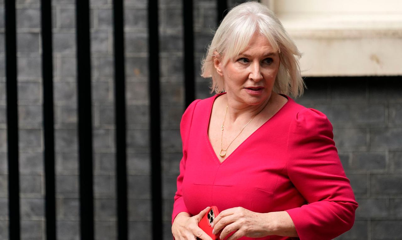 Die britische Kulturministerin Nadine Dorries am 15.09.2021vor dem Regierungssitz in der Downing Street in London Die britische Kulturministerin Nadine Dorries am 15.09.2021vor dem Regierungssitz in der Downing Street in London