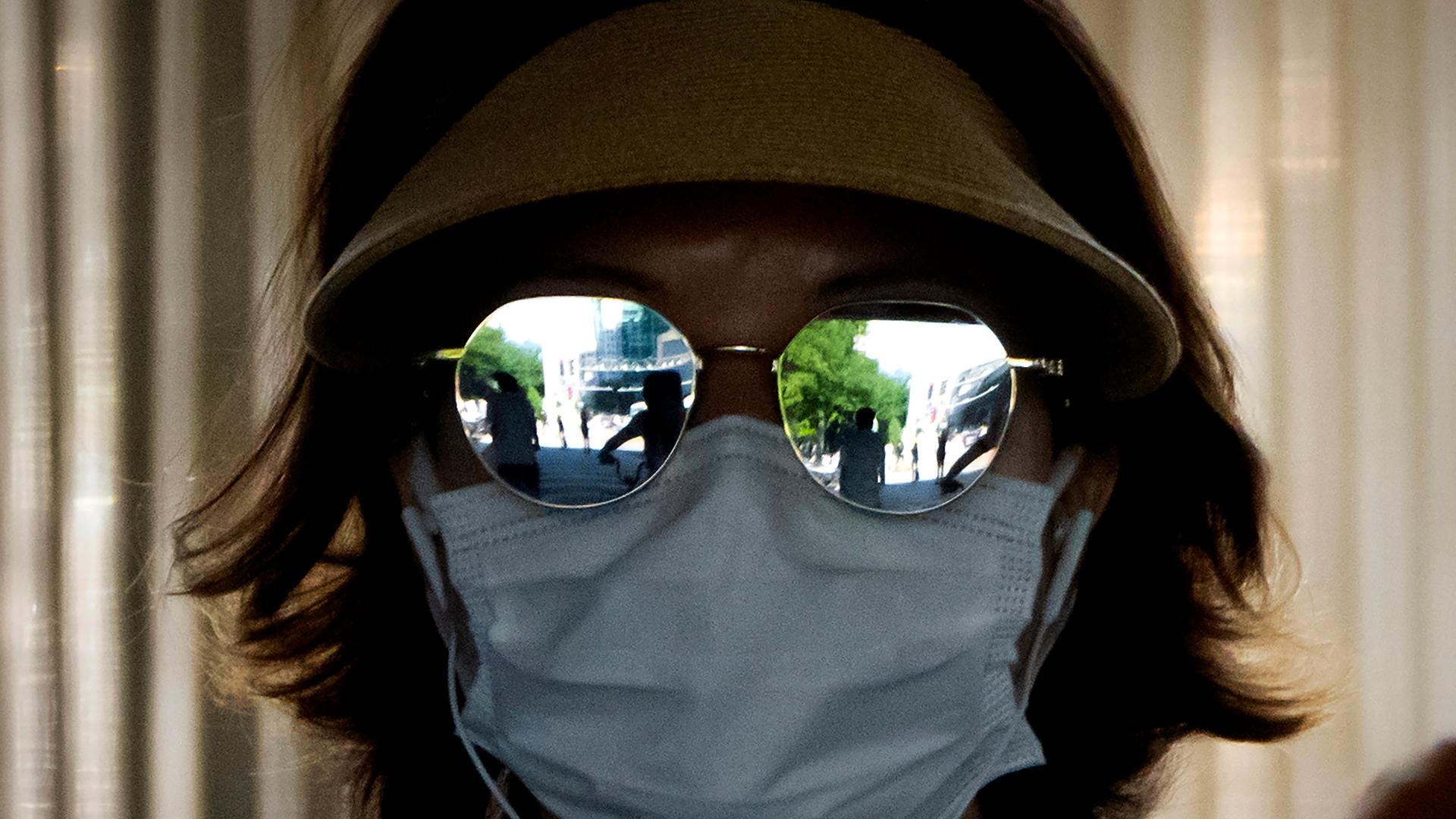 Eine Frau trägt eine Infektionsschutzmaske.
Eine Frau trägt eine Infektionsschutzmaske.