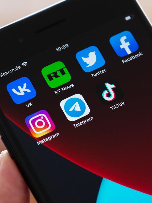 Auf dem Bildschirm eines Smartphones sind die Logos der Apps VKontakte (v.o.l.n.r.), Twitter, RT News, Facebook, Instagram (unten l-r), Telegram, TikTok zu sehen. 