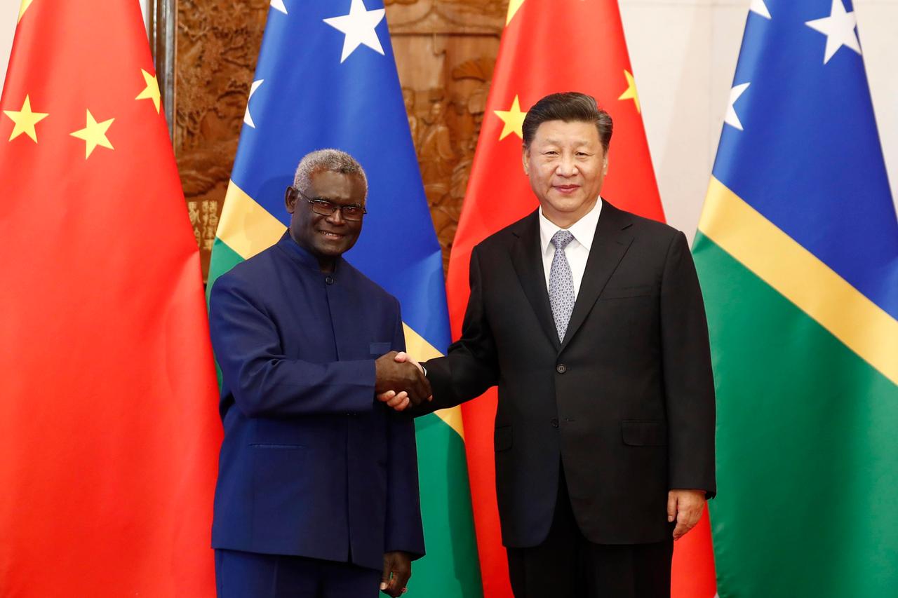 Manasseh Damukana Sogavare, Premier der Solomonen, beim Händeschütteln mit Chinas Partei- und Regierungschef Xi Jinping