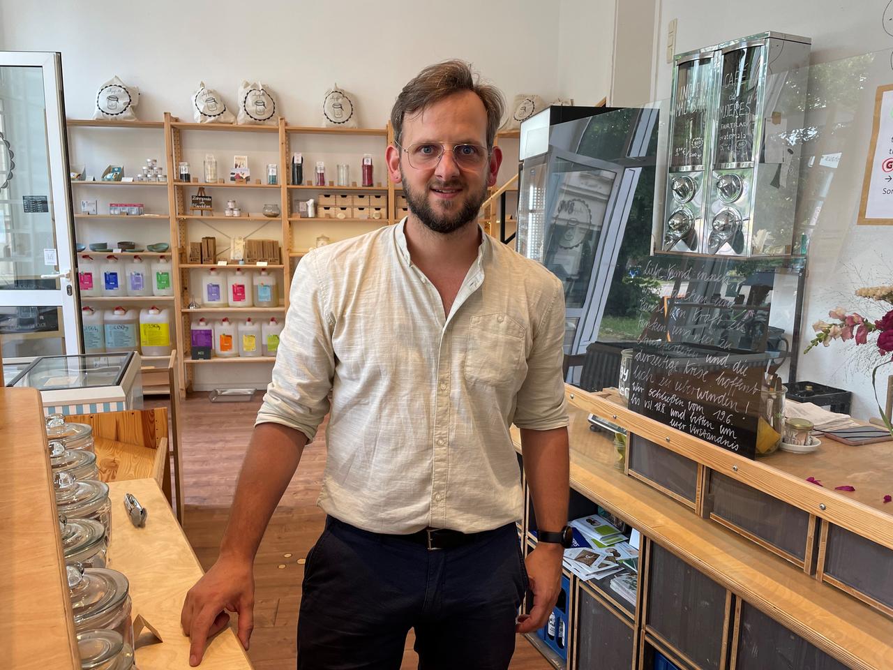 Hannes Schulz, Betreiber des "Unverpackt"-Ladens "abgefüllt" in Halle, steht in seinem Geschäft. 