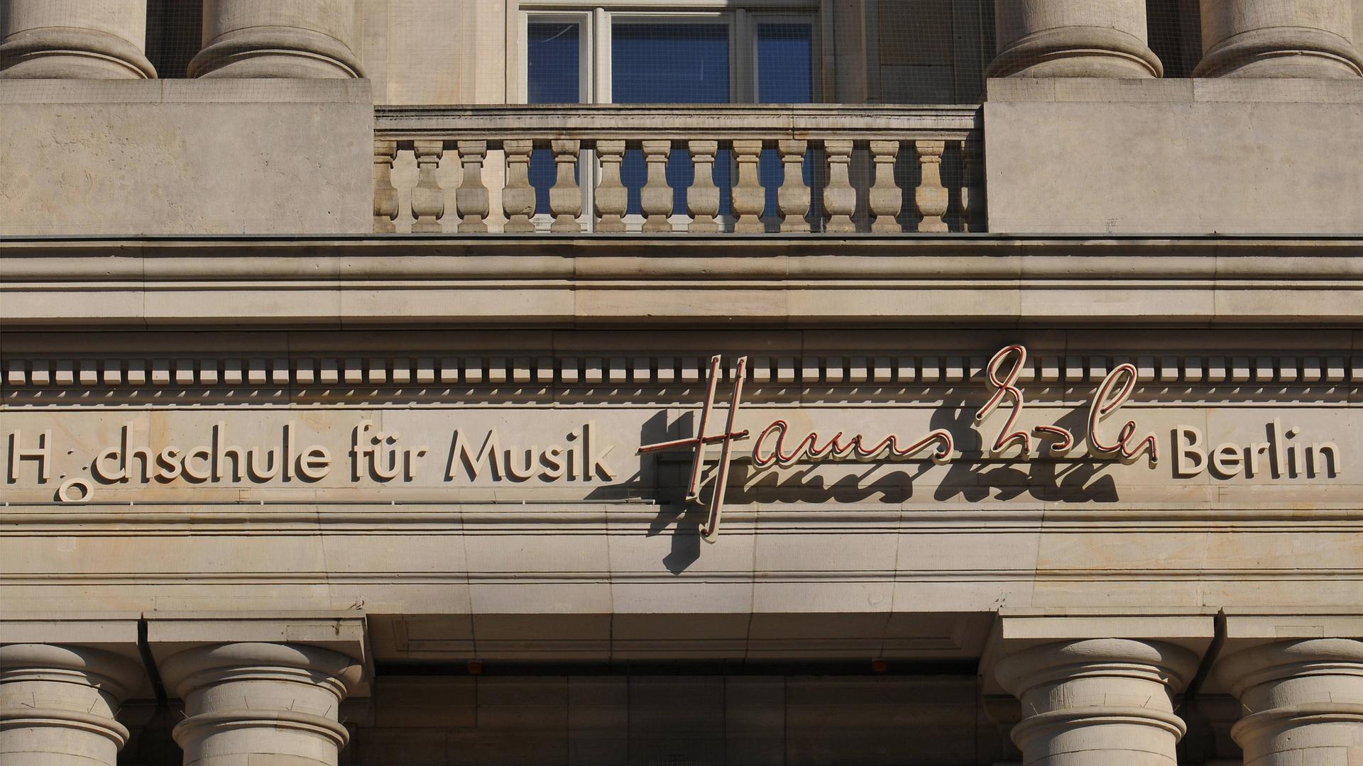 Das Eingangsportal der Hochschule für Musik "Hanns Eisler" in Berlin mit dem Schriftzug der Einrichtung.