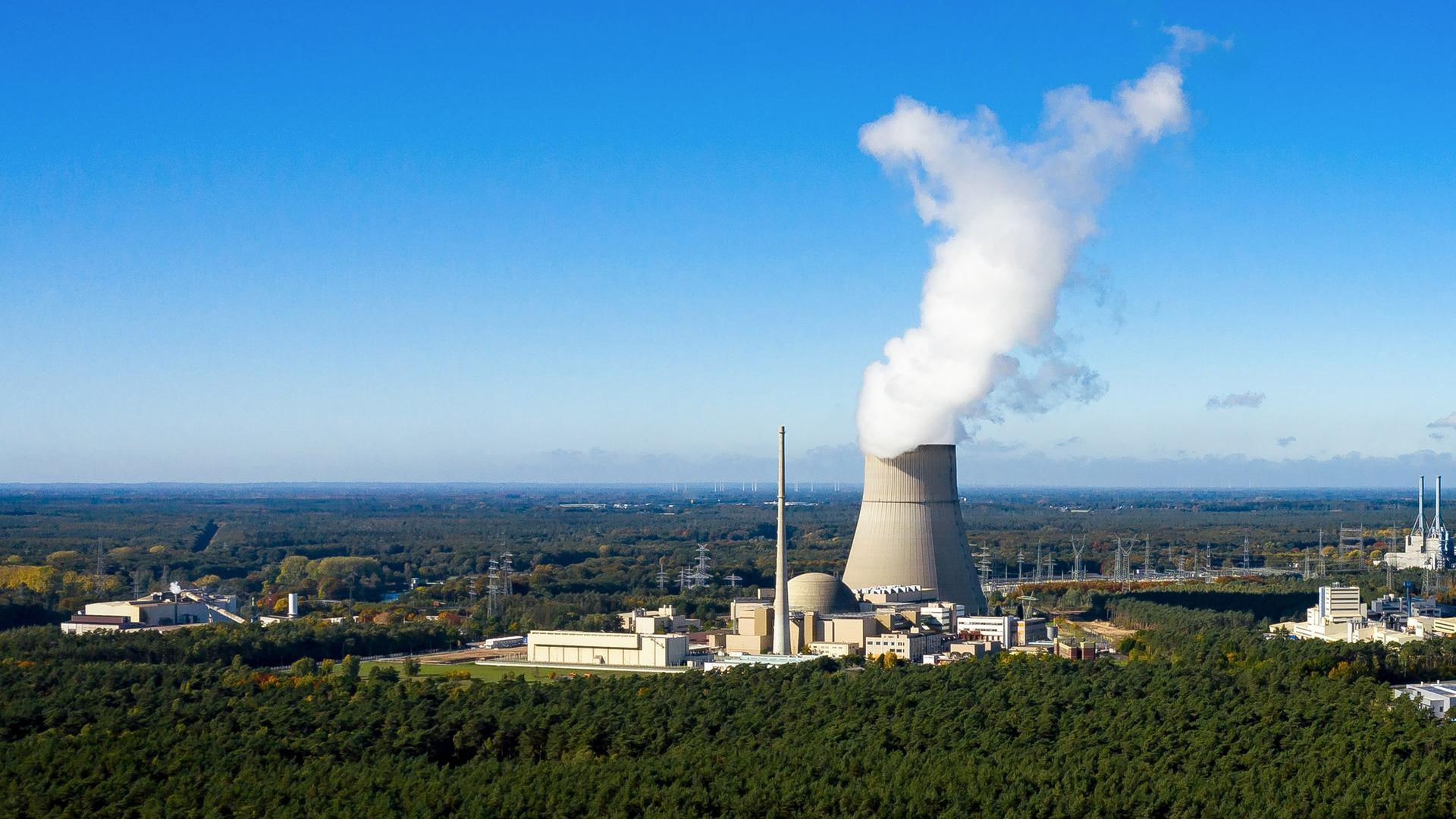 Luftaufnahme per Dohne vom Kernkraftwerk Emsland, eins der letzten noch aktiven Atomkraftwerke in Deutschland.