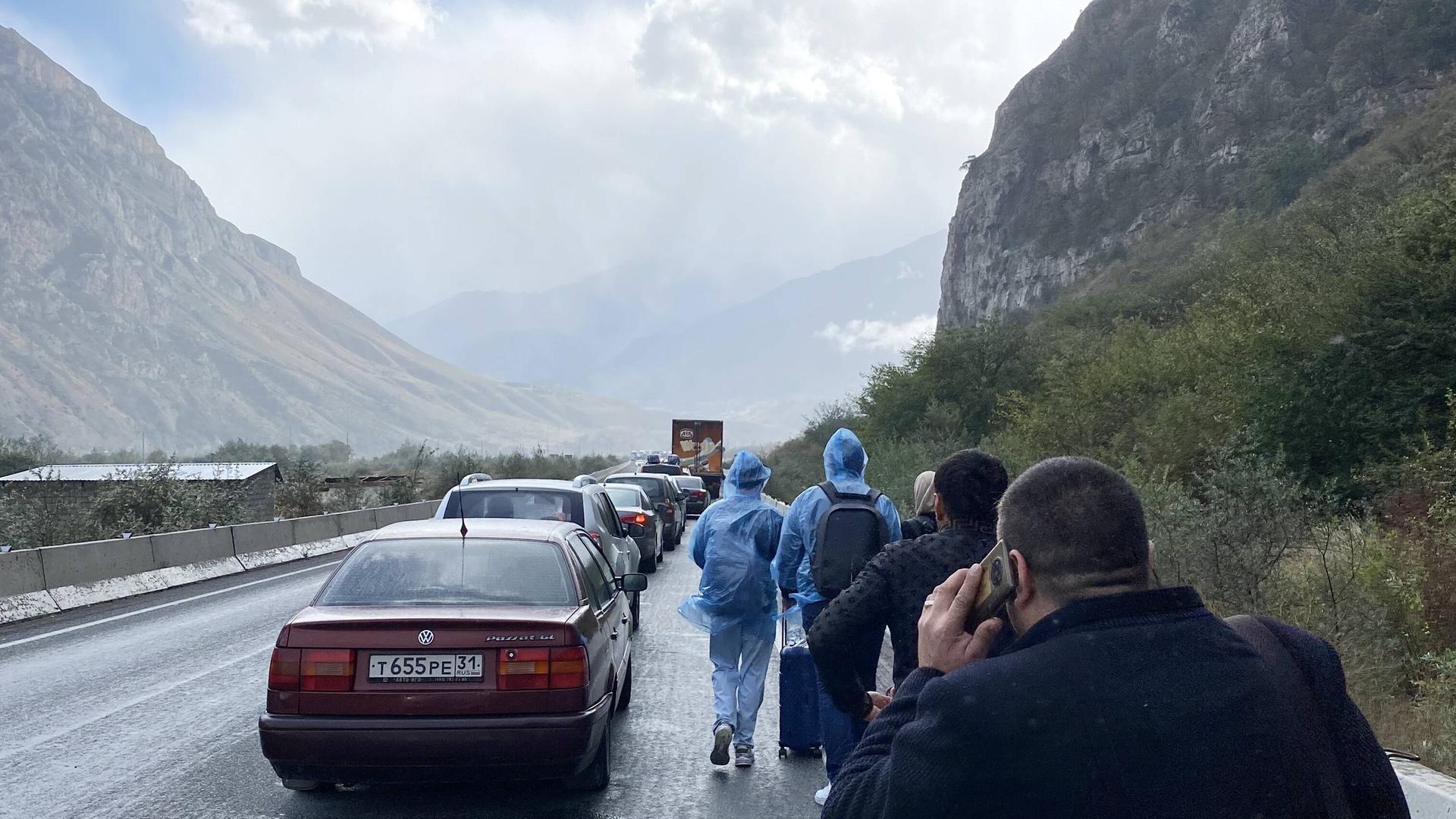 An der russischen Grenze zu Georgien haben sich lange Autoschlangen gebildet, weil viele Menschen nach der Bekanntgabe der Teilmobilmachung noch schnell das Land verlassen wollen. Am Grenzübergang Werchny Lars war die Schlange zehn Kilometer lang An der russischen Grenze zu Georgien haben sich lange Autoschlangen gebildet, weil viele Menschen nach der Bekanntgabe der Teilmobilmachung noch schnell das Land verlassen wollen. Am Grenzübergang Werchny Lars war die Schlange zehn Kilometer lang
