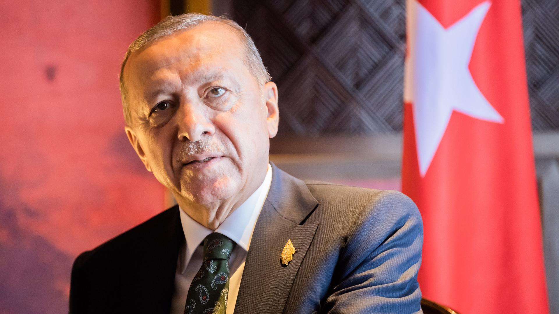 Recep Tayyip Erdogan vor der türkischen Staatsflagge Recep Tayyip Erdogan vor der türkischen Staatsflagge