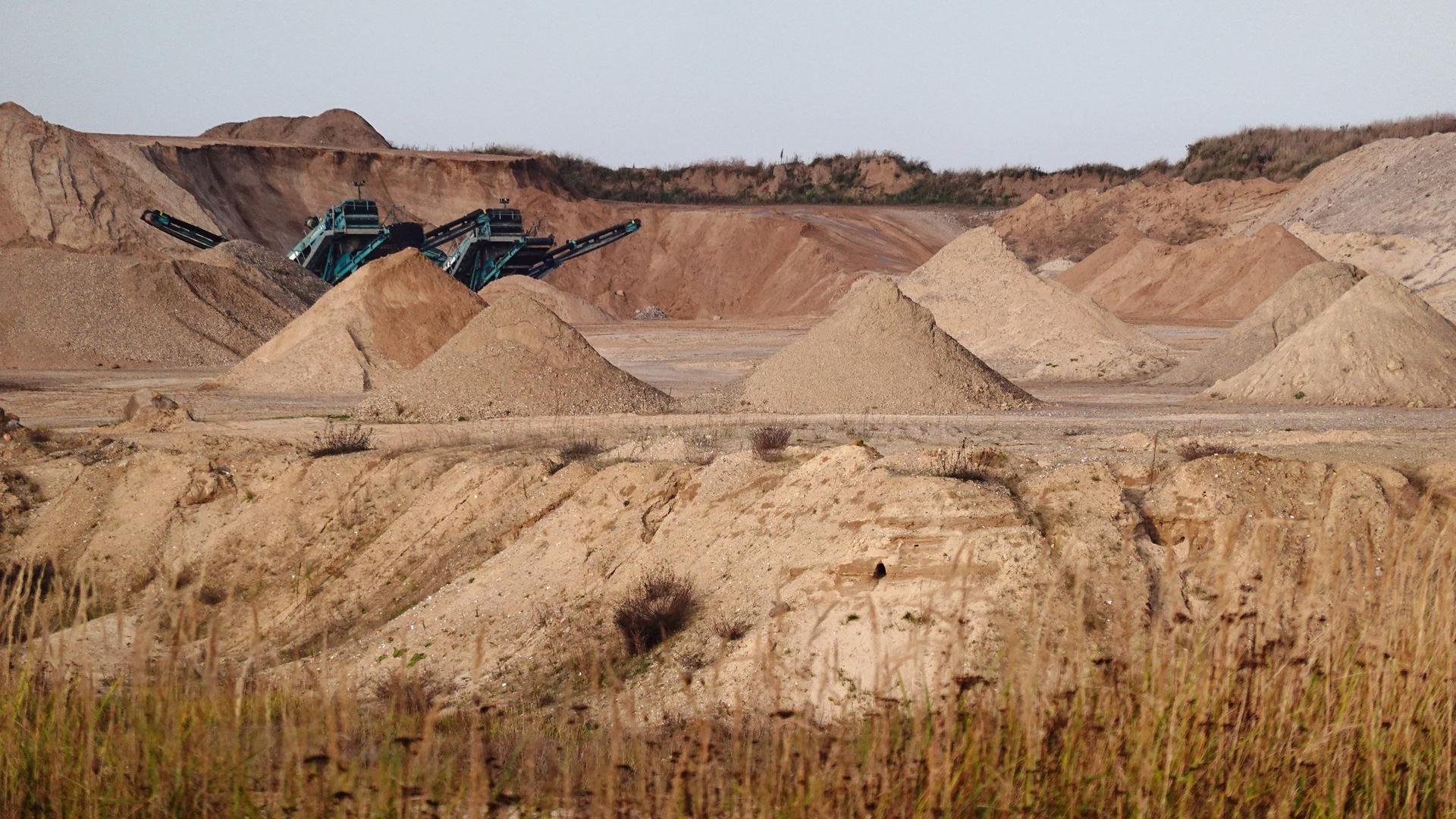 Sandhaufen in einem Kieswerk in Schependorf, Mecklenburg-Vorpommern. Sandhaufen in einem Kieswerk in Schependorf, Mecklenburg-Vorpommern.