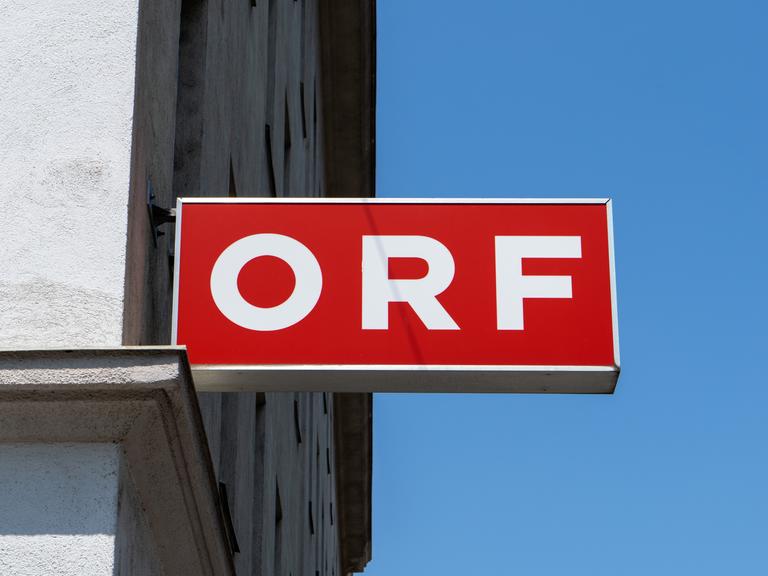 Das Logo des Österreichischen Rundfunks (ORF) an einem Funkhaus in Wien