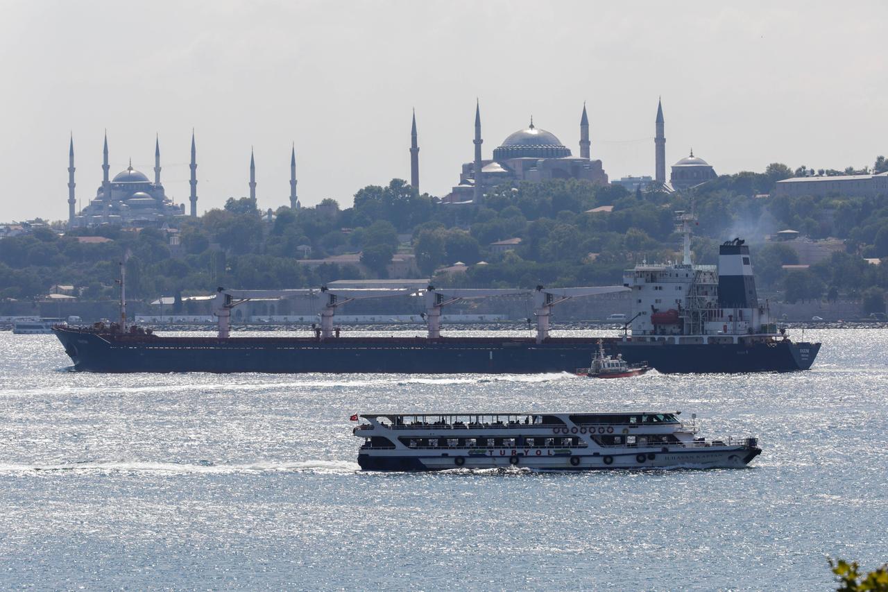 Das Frachtschiff Razoni mit 26.000 Tonnen Weizen aus der Ukraine an Bord passiert den Bosporus. Es war im August das erste Schiff, das nach dem Abkommen mit Russland die Ukraine verlassen konnte. (Archivbild vom 3.8.2022) Das Frachtschiff Razoni mit 26.000 Tonnen Weizen aus der Ukraine an Bord passiert den Bosporus. Es war im August das erste Schiff, das nach dem Abkommen mit Russland die Ukraine verlassen konnte. (Archivbild vom 3.8.2022)