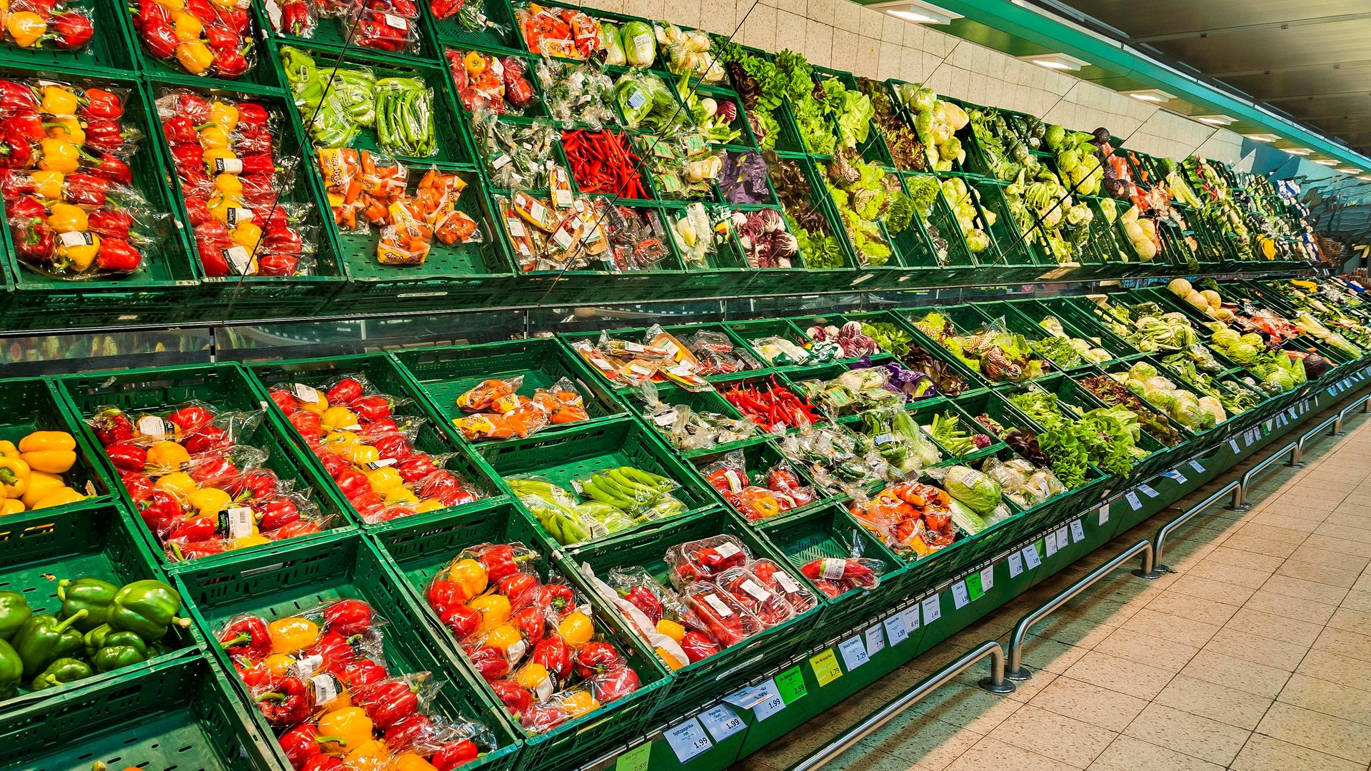 Regal mit verpacktem Gemüse im Supermarkt, München Regal mit verpacktem Gemüse im Supermarkt, München