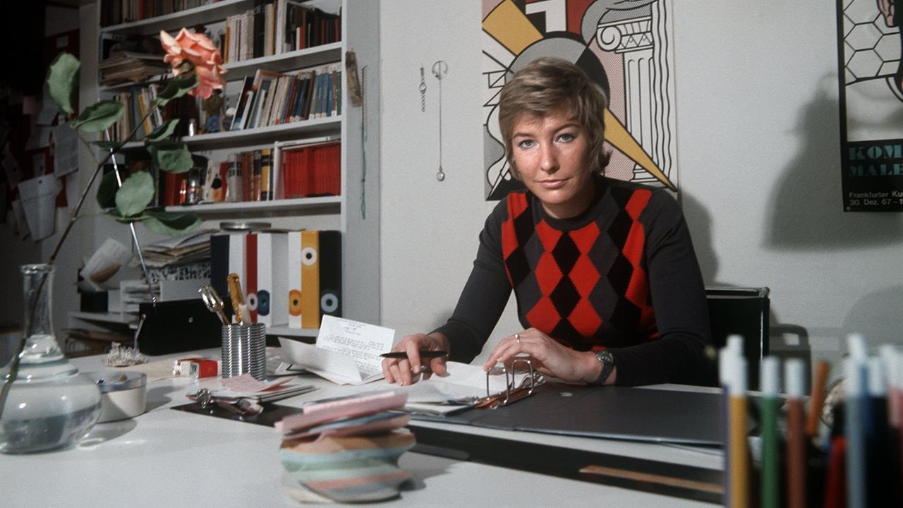 Carmen Thomas im Januar 1973 an ihrem Schreibtisch. Als erste Frau wird die 26jährige Journalistin am 3. Februar 1973 das bislang von Männern dominierte ZDF-Sportstudio moderieren. Carmen Thomas im Januar 1973 an ihrem Schreibtisch. Als erste Frau wird die 26jährige Journalistin am 3. Februar 1973 das bislang von Männern dominierte ZDF-Sportstudio moderieren.