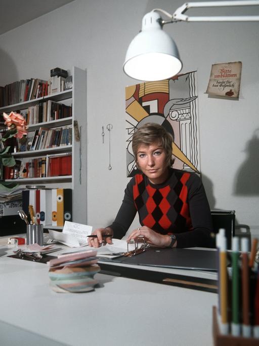 Carmen Thomas im Januar 1973 an ihrem Schreibtisch. Als erste Frau wird die 26jährige Journalistin am 3. Februar 1973 das bislang von Männern dominierte ZDF-Sportstudio moderieren.