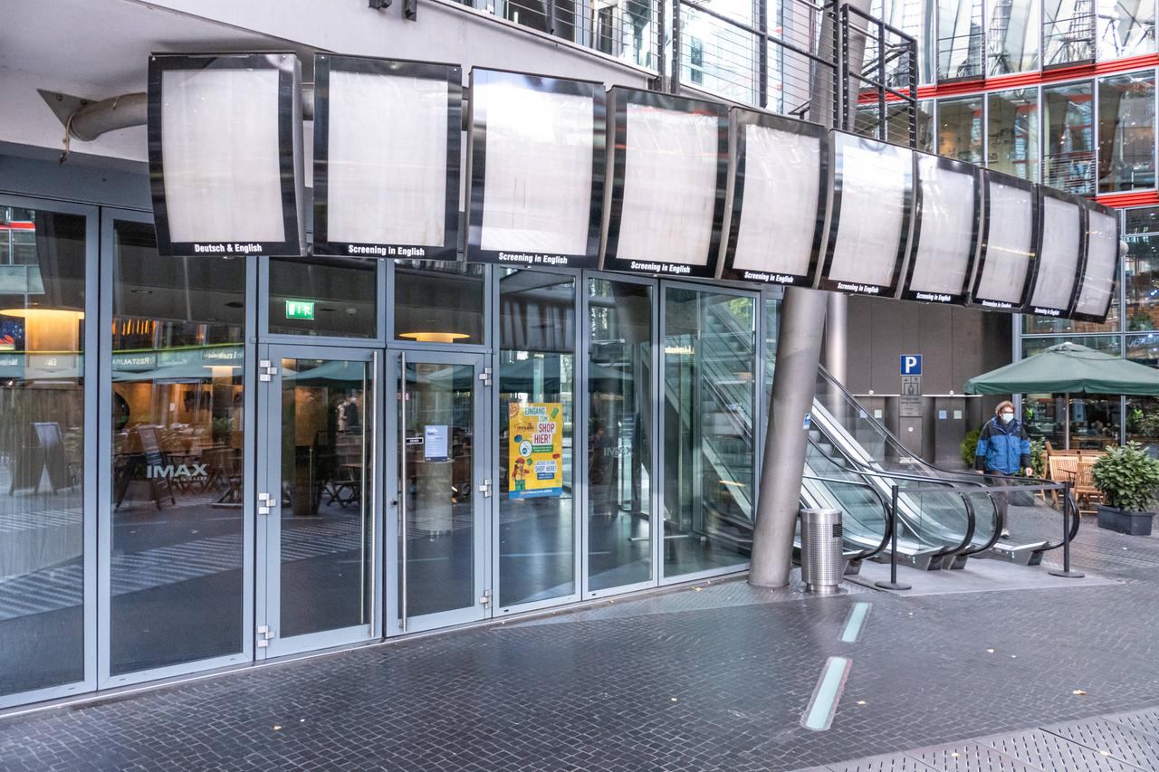 Leere Tafeln, die über dem Eingangsbereich zum Kinofoyer im Sony-Center hängen. Im Hintergrund eine Rolltreppe. Leere Tafeln, die über dem Eingangsbereich zum Kinofoyer im Sony-Center hängen. Im Hintergrund eine Rolltreppe.