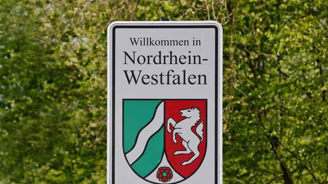 Schild Willkommen in Nordrhein-Westfalen mit Landeswappen Schild Willkommen in Nordrhein-Westfalen mit Landeswappen