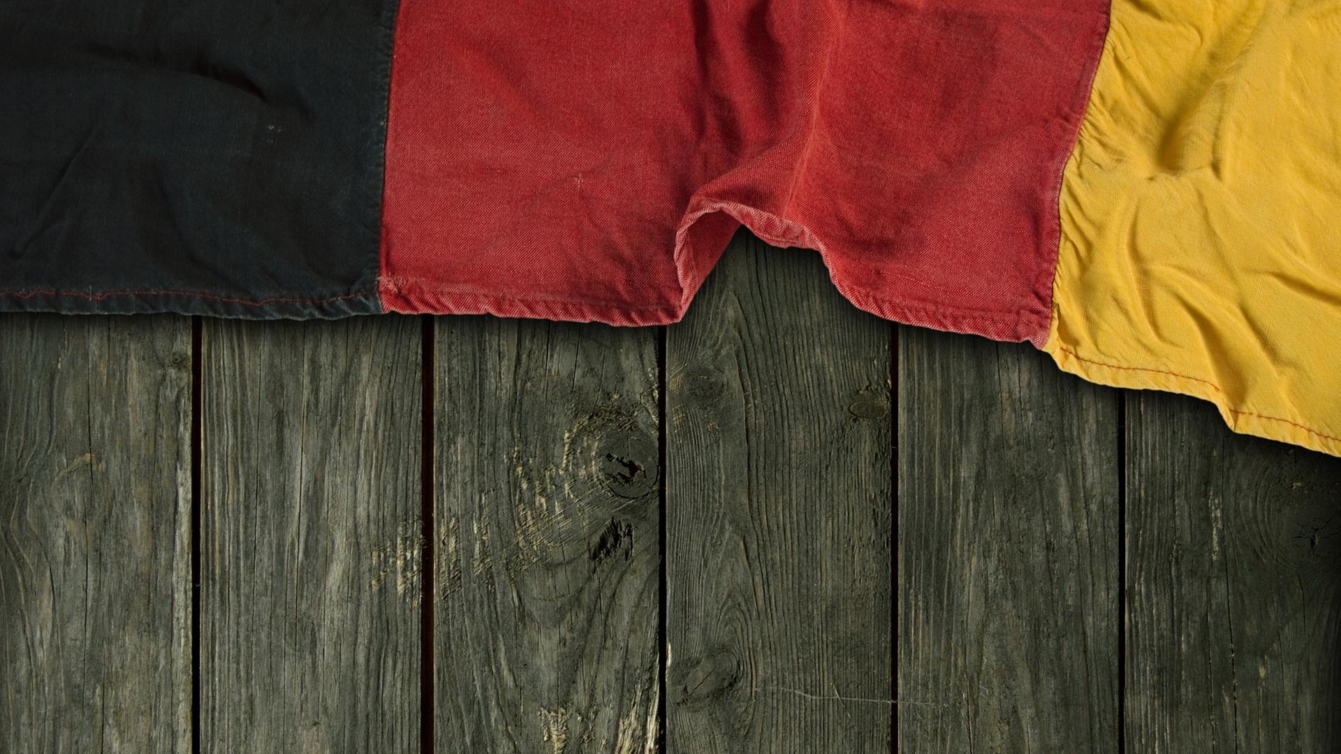 Flagge der Bundesrepublik Deutschland auf alten Holzbrettern Flagge der Bundesrepublik Deutschland auf alten Holzbrettern