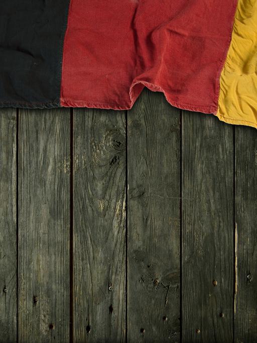Flagge der Bundesrepublik Deutschland auf alten Holzbrettern
