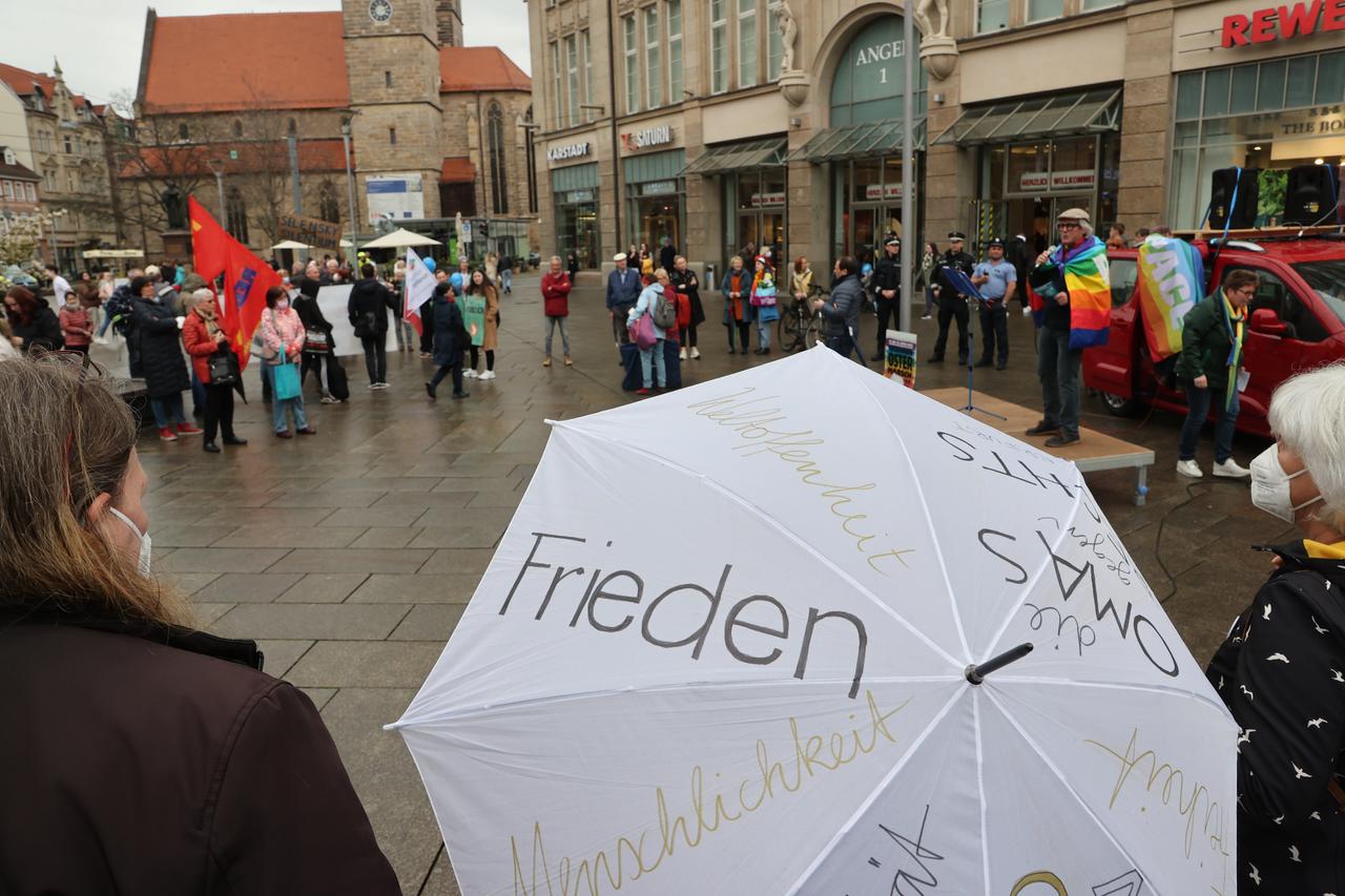 Ostermarsch in Erfurt. Auf einem Regenschirm steht "Frieden".