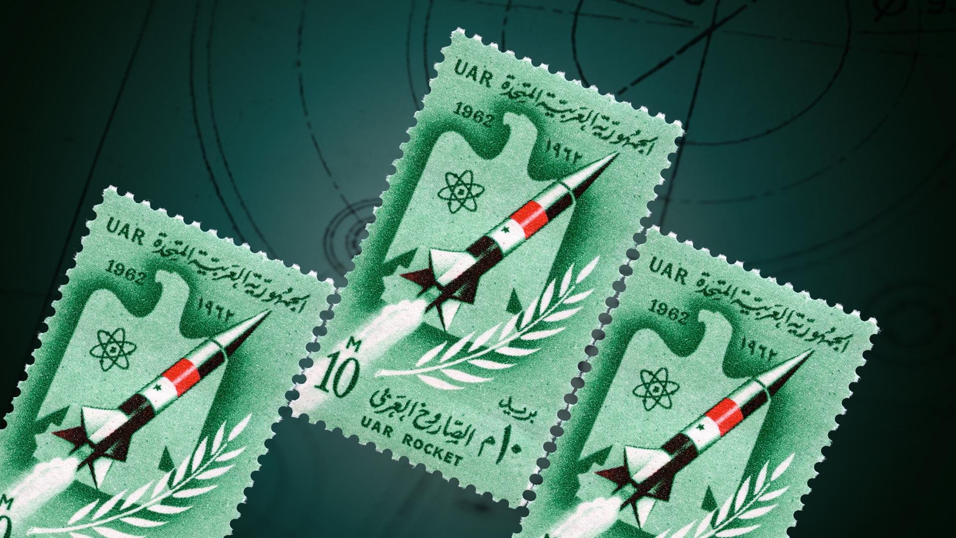 Briefmarken mit Raketen darauf vor grünem Grund Briefmarken mit Raketen darauf vor grünem Grund