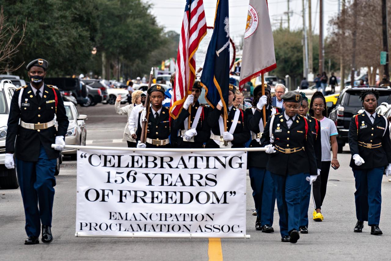 Die "156th annual Emancipation Proclamation parade" am 1.Januar 2022 in Charleston, South Carolina feiert die Abschaffung der Sklaverei durch Abraham Lincoln am 1. Januar 1863 Die "156th annual Emancipation Proclamation parade" am 1.Januar 2022 in Charleston, South Carolina feiert die Abschaffung der Sklaverei durch Abraham Lincoln am 1. Januar 1863