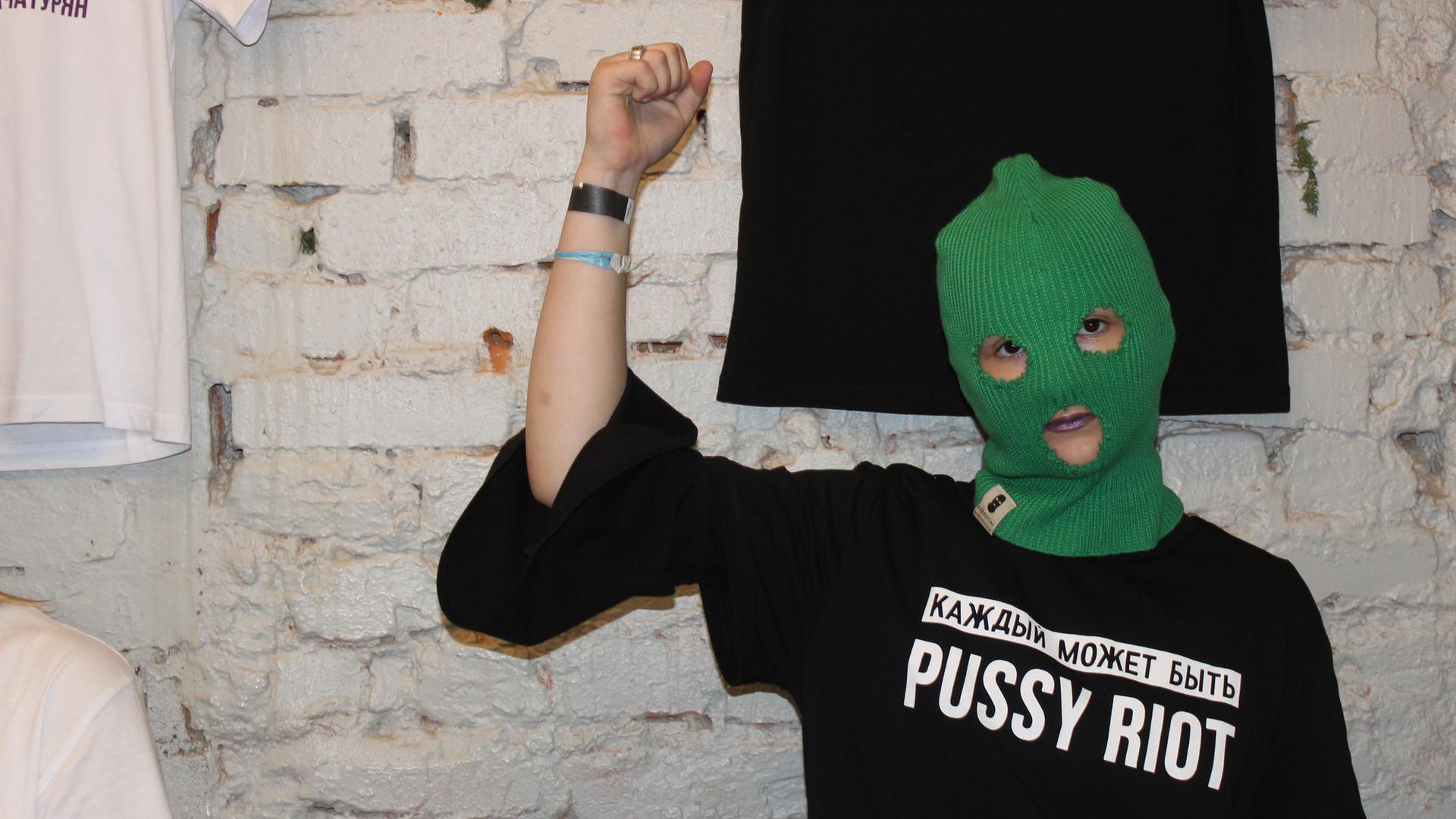 Ein Mitglied der russischen Punkrock-Band Pussy Riot posiert bei einem Benefiz-Konzert gegen häusliche Gewalt mit einem T-Shirt mit dem Ausdruck "Everyone can be Pussy Riot" Ein Mitglied der russischen Punkrock-Band Pussy Riot posiert bei einem Benefiz-Konzert gegen häusliche Gewalt mit einem T-Shirt mit dem Ausdruck "Everyone can be Pussy Riot"