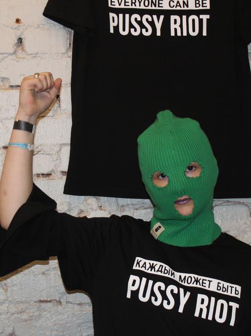 Ein Mitglied der russischen Punkrock-Band Pussy Riot posiert bei einem Benefiz-Konzert gegen häusliche Gewalt mit einem T-Shirt mit dem Ausdruck "Everyone can be Pussy Riot"