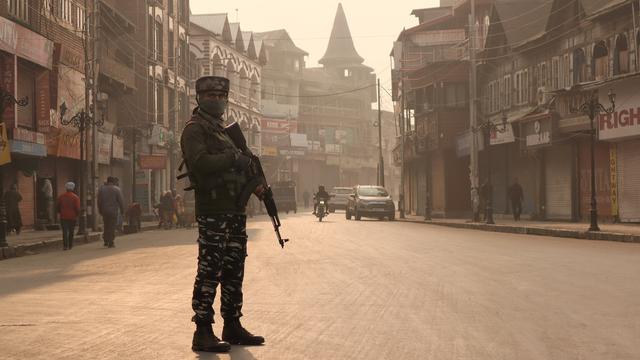 Indischer Soldat auf Patrouille in Srinagar, Kaschmir, nachdem zwei Zivilisten bei einer Militäroperation umgekommen sind.