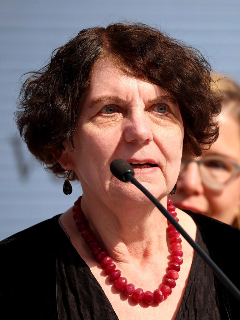 Die Autorin Regina Scheer trägt eine rote Halskette zur dunklen Bluse und spricht in ein Mikrofon.