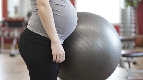 Schwangere Frau beim Sport in einem Fitnesscenter