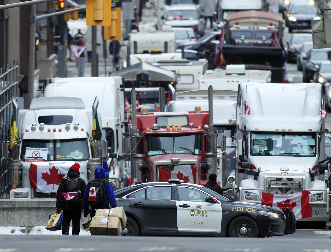 Trucker blockieren die Strassen in Ottawa, ein Polizeiwagen steht quer davor. Kanada, 11.Februar 2022. Trucker blockieren die Strassen in Ottawa, ein Polizeiwagen steht quer davor. Kanada, 11.Februar 2022.