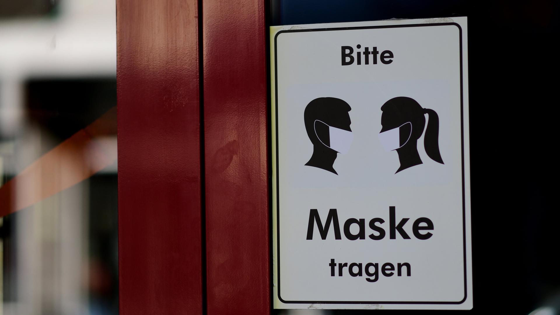 Ein Hinweisschild zum tragen einer Schutzmaske an der Tür von einem Geschäft, aufgenommen am 07.03.2022 in Köln.