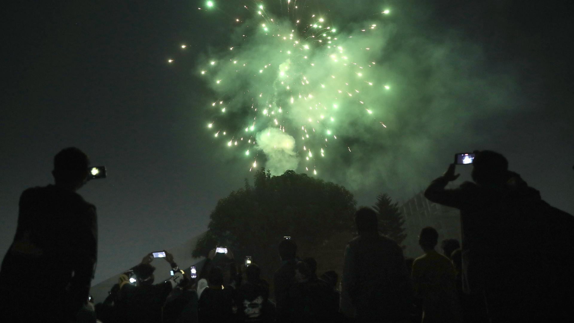 Menschen schauen ein Feuerwerk an, beim 50. "Victory Day" in Bangladesh Menschen schauen ein Feuerwerk an, beim 50. "Victory Day" in Bangladesh