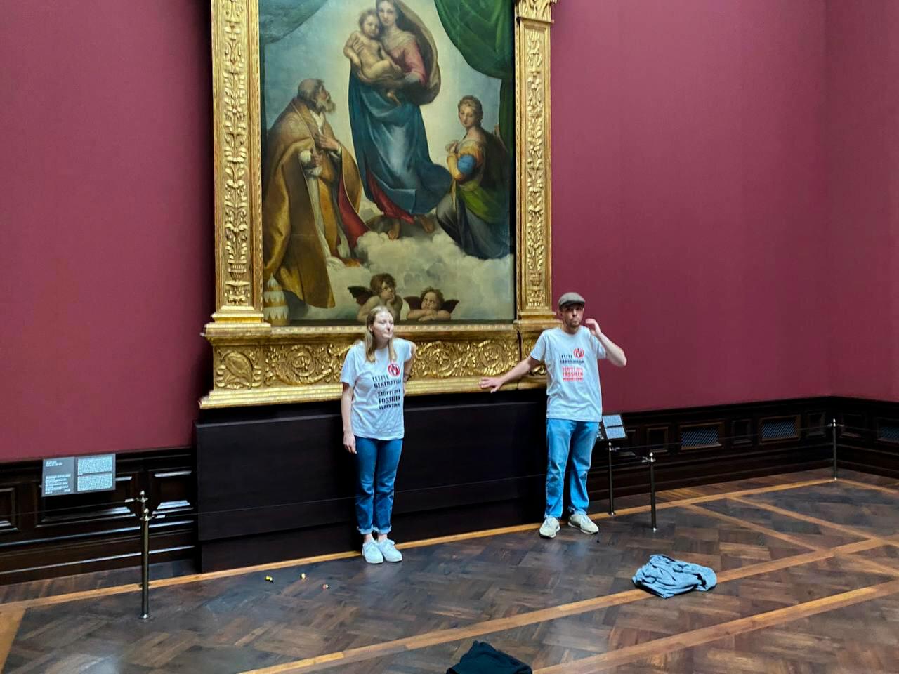 Zwei Klimaaktivisten geklebt an den Rahmen der Sixtinischen Madonna Zwei Klimaaktivisten geklebt an den Rahmen der Sixtinischen Madonna