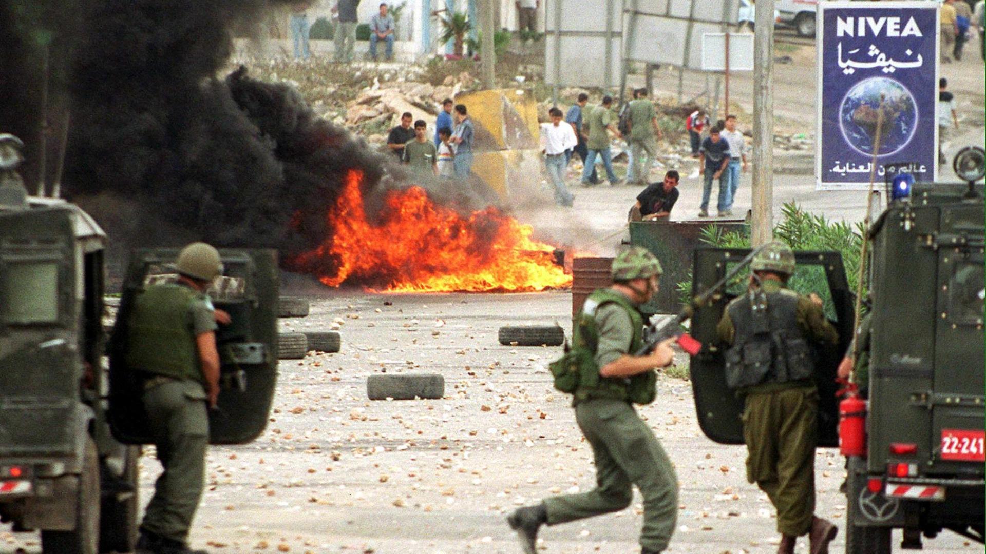 Konfrontation zwischen israelischen Soldaten und palästinensischen Jugendlichen am 28. September 2000 in Ramallah. Der Tag markiert den Anfang der zweiten Intifada. Konfrontation zwischen israelischen Soldaten und palästinensischen Jugendlichen am 28. September 2000 in Ramallah. Der Tag markiert den Anfang der zweiten Intifada.
