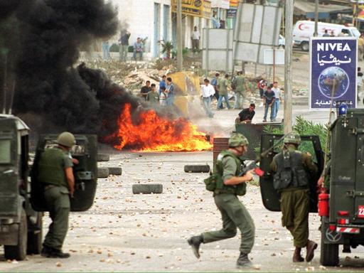Konfrontation zwischen israelischen Soldaten und palästinensischen Jugendlichen am 28. September 2000 in Ramallah. Der Tag markiert den Anfang der zweiten Intifada.