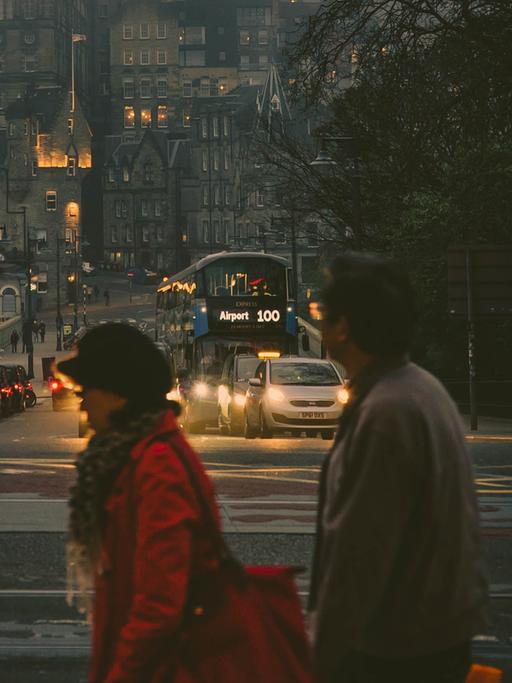 Mobilität in Edinburgh: Menschen unterwegs in der schottischen Hauptstadt. Bei den dort nun autonom-fahrenden Bussen handelt es sich um einstöckige Linienbusse der Firma Cavforth