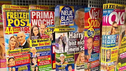  Diverse Zeitschriften (Freizeit Post, Prima Woche, Das Neue Blatt, Viel Spass, OK, Woche Heute, Alles fuer die Frau) am Zeitschriften-Kiosk.