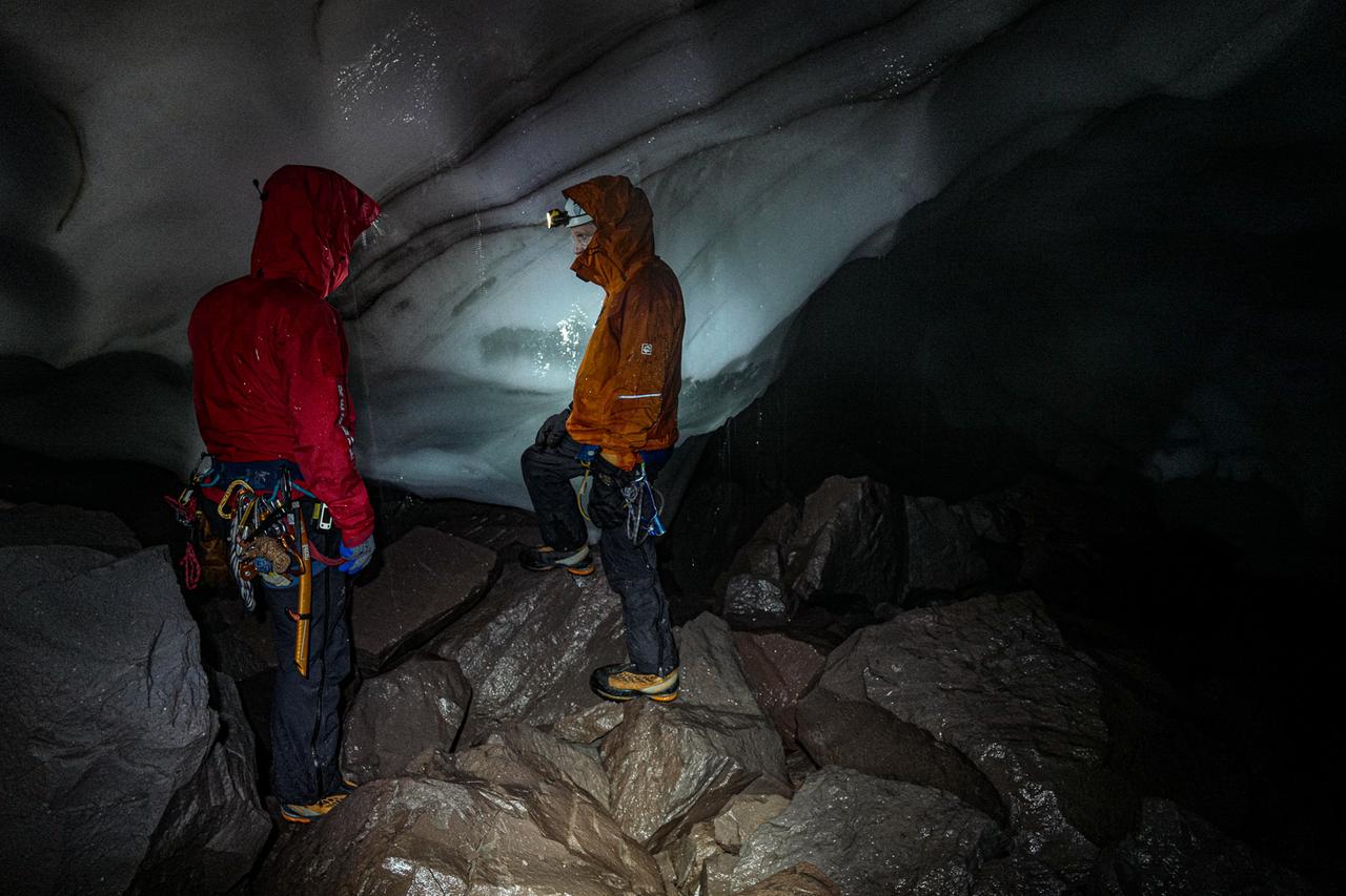 Zwei Menschen stehen in einer Eishöhle. Zwei Menschen stehen in einer Eishöhle.
