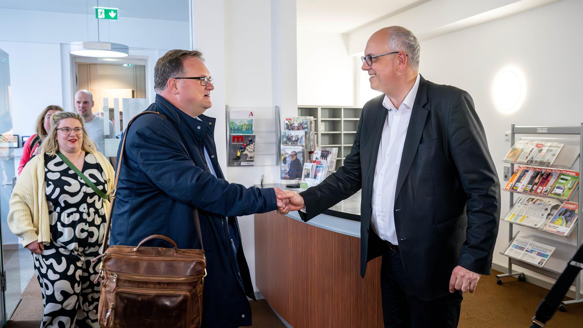 Andreas Bovenschulte (SPD, r.) begrüßt Björn Fecker (Bündnis 90/Die Grünen) zu einem Treffen für weitere Sondierungsgesprächen zwischen den Parteien. 