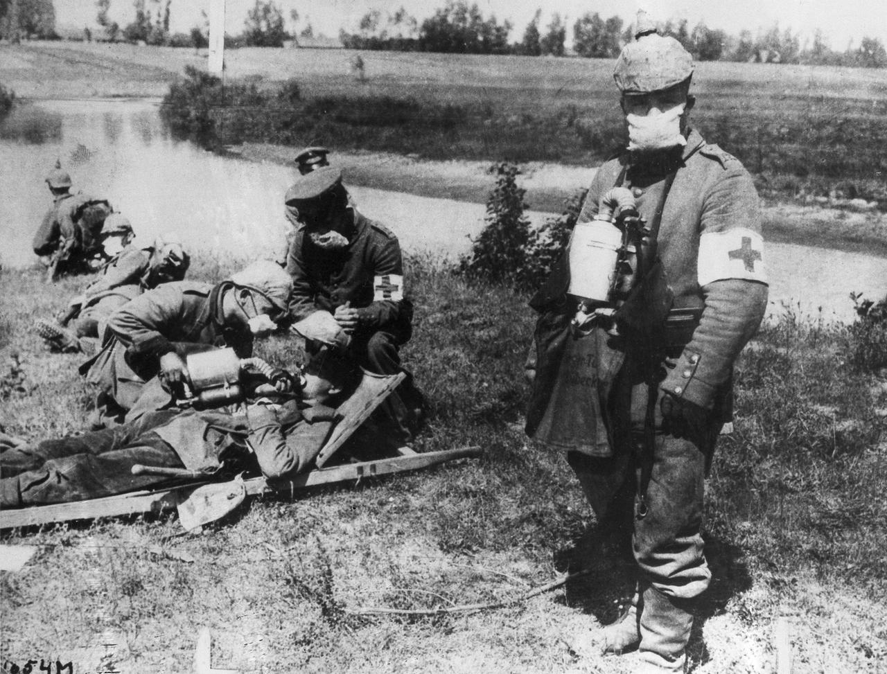 Deutsche Sanitäter versorgen während des Ersten Weltkriegs Opfer von Giftgasangriffen