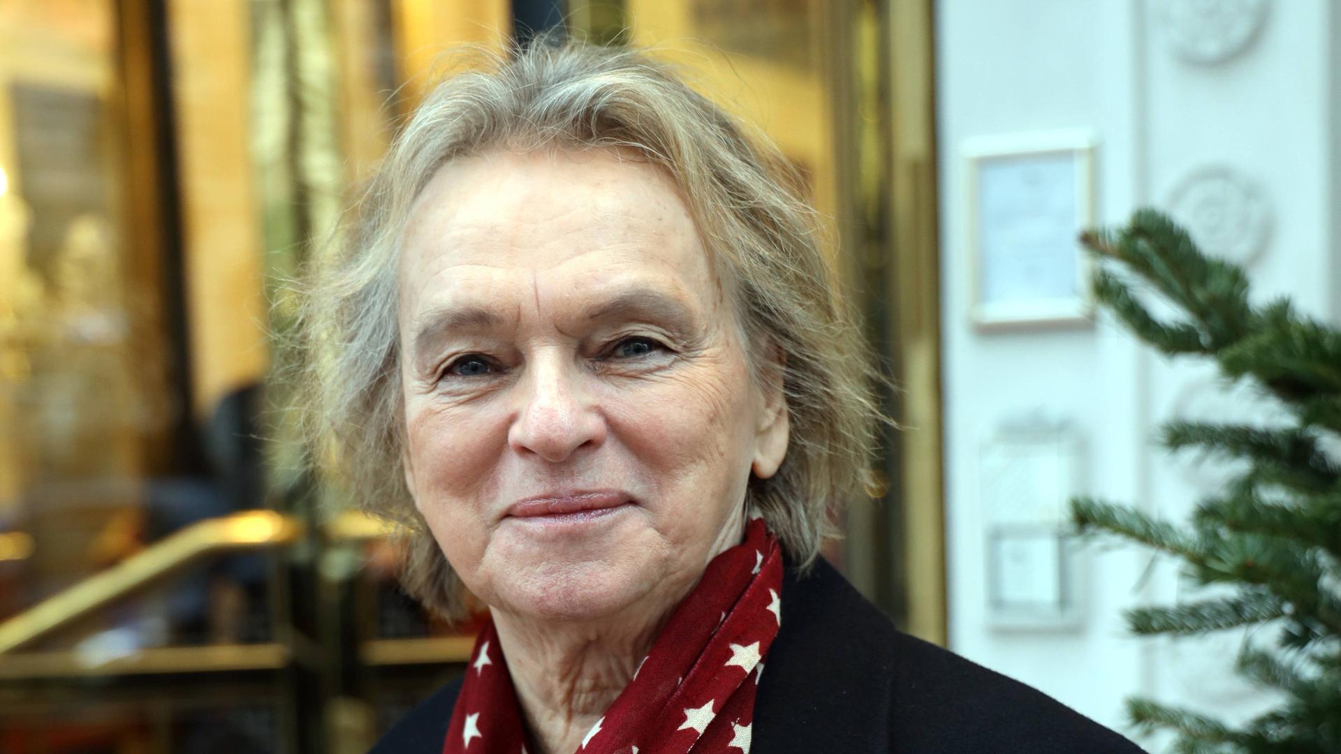 Elke Heidenreich, unter anderem Schriftstellerin, Literaturvermittlerin, Moderatorin, schaut in die Kamera. Sie trägt eine dunkle Jacke und ein rotes Tuch mit weißen Sternen. Elke Heidenreich, unter anderem Schriftstellerin, Literaturvermittlerin, Moderatorin, schaut in die Kamera. Sie trägt eine dunkle Jacke und ein rotes Tuch mit weißen Sternen.
